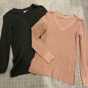 GAP • V-Neck Sweater Bundle - Size Small